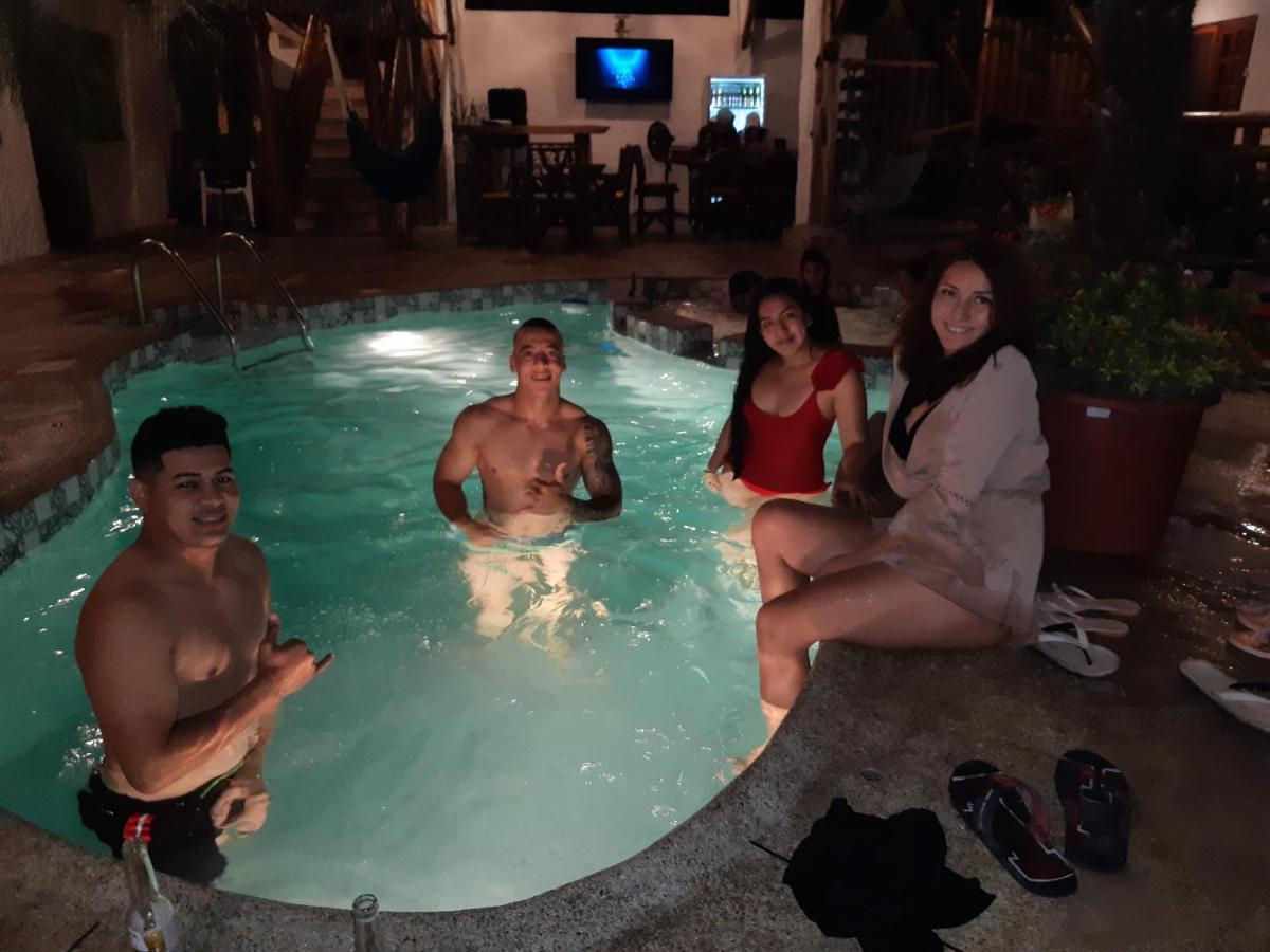 The Weekend Hostal มอนตาญิตาร์ ภายนอก รูปภาพ
