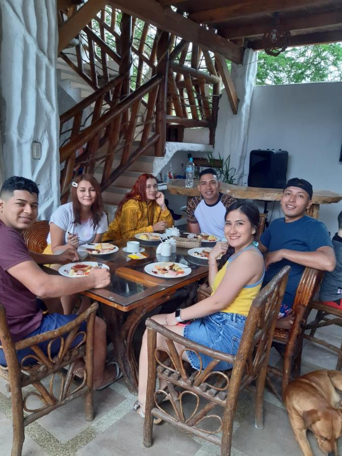 The Weekend Hostal มอนตาญิตาร์ ภายนอก รูปภาพ