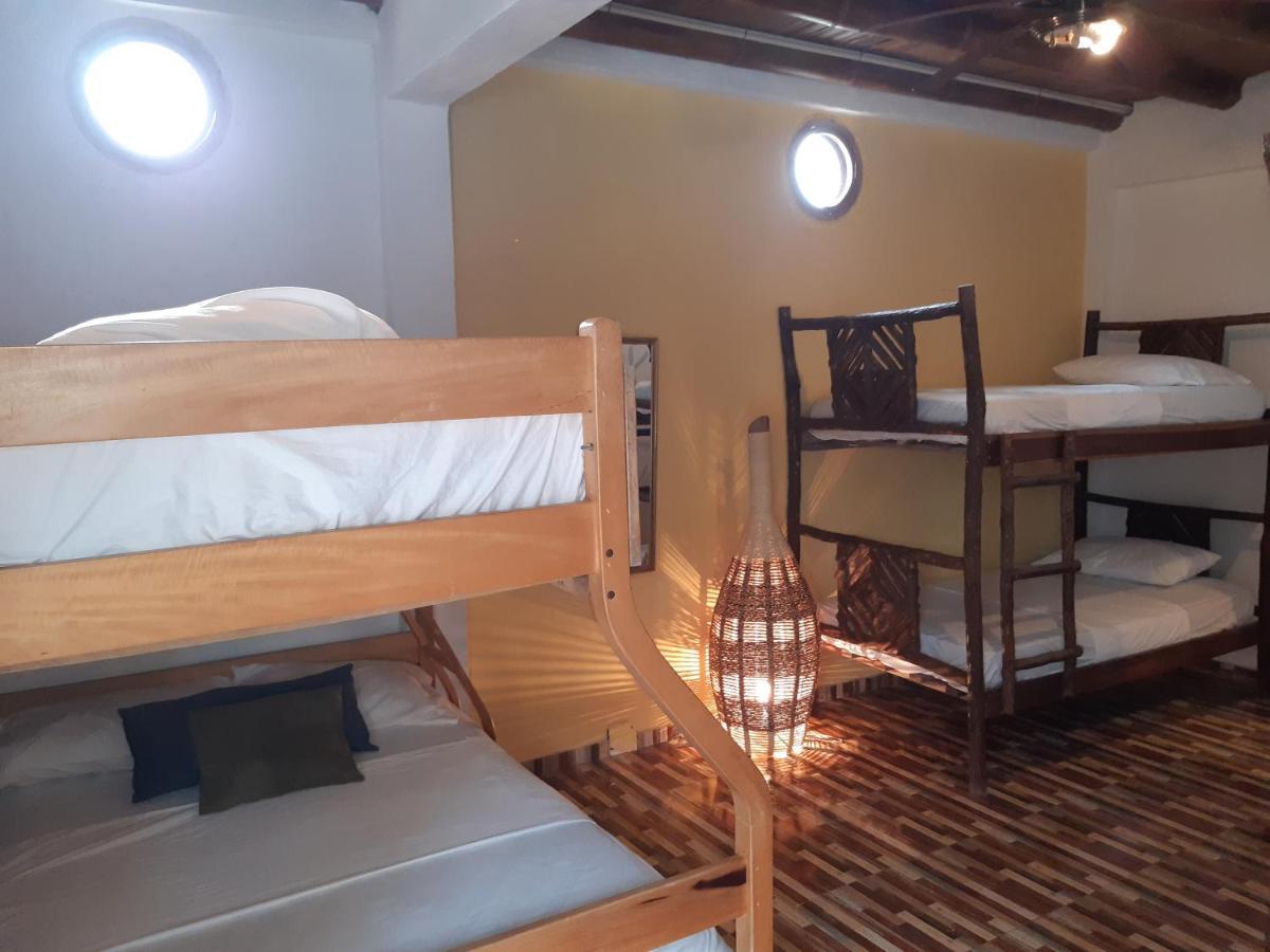 Weekendhostal มอนตาญิตาร์ ภายนอก รูปภาพ