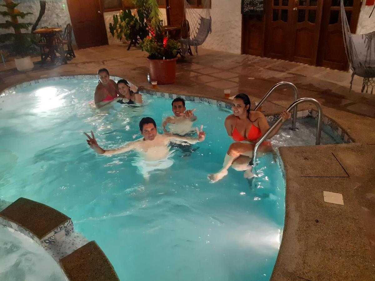 Weekendhostal มอนตาญิตาร์ ภายนอก รูปภาพ